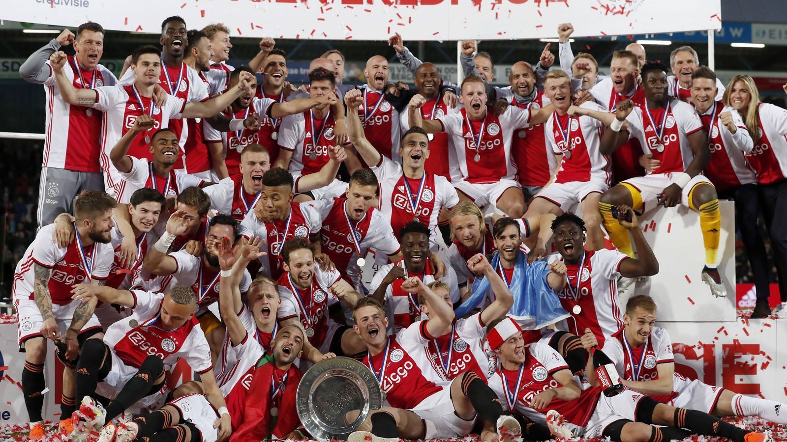 
                <strong>Eredivisie (Niederlande): Ajax Amsterdam  </strong><br>
                Mit einem 4:1-Erfolg über de Graafschap hat Ajax Amsterdam seinen 34. Meistertitel eingefahren. Damit konnte das Team von Trainer Erik ten Hag das niederländische Double perfekt machen. Auch den Pokalgewinn konnte Ajax bereits verzeichnen. Damit kann sich die junge Mannschaft, die auch in der Champions League für Furore sorgte, mit zwei Titeln über das bittere Halbfinal-aus gegen Tottenham trösten. Mit der PSV Eindhoven lieferte sich Amsterdam bis zuletzt ein Kopf-an-Kopf-Rennen um den Titel.  
              