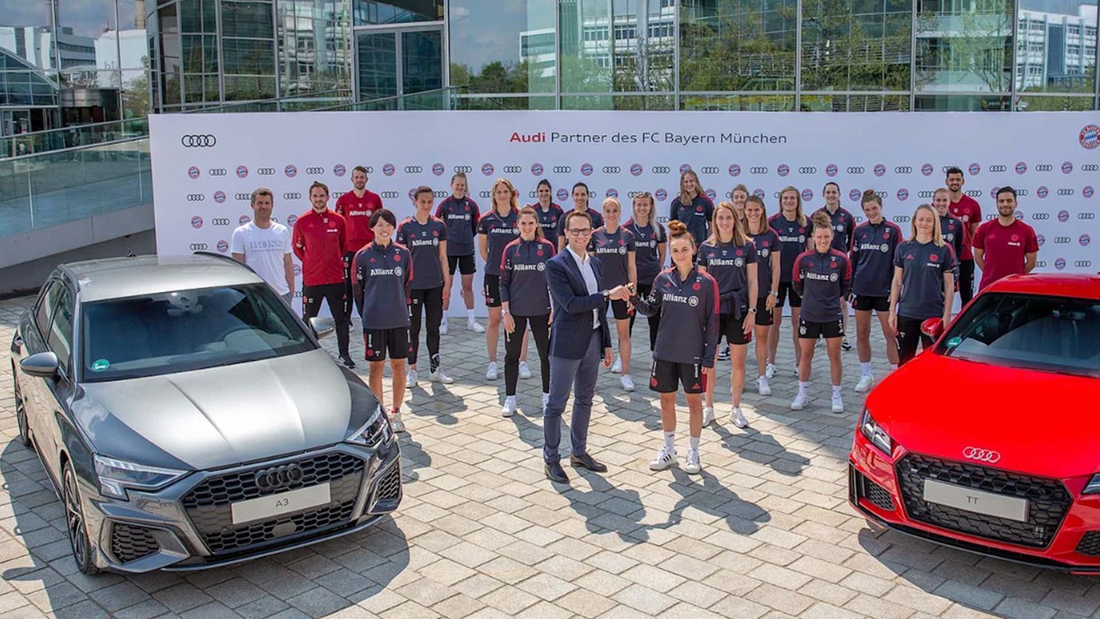 
                <strong>Dienst-Wagen für die Spielerinnen des FC Bayern München</strong><br>
                Neben den Gehältern gibt es je nach Verein auch noch andere Vorteile. Die Spielerinnen des FC Bayern München bekamen zum Beispiel von dem Partner-Unternehmen Audi Fahrzeuge der Modelle A3 und TT als Dienstwagen gestellt. Nach dem Audi A1 in den Jahren zuvor ein deutliches Upgrade.
              