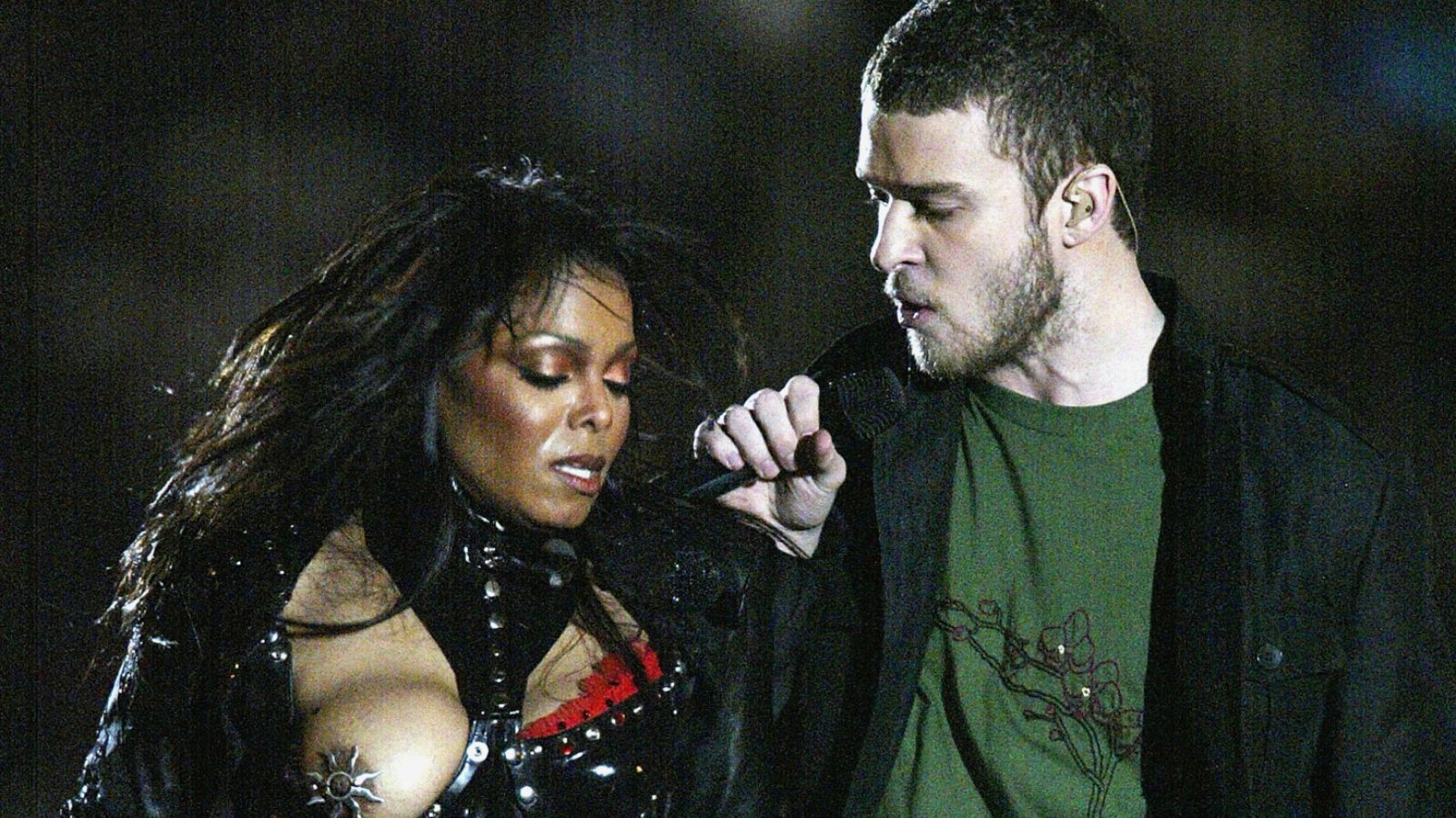 
                <strong>Werden Brüste gezeigt?</strong><br>
                Die Halbzeitshow von 2004 hat als Nippel-Gate Geschichte geschrieben und gilt bis heute als "dunkles Kapitel" der traditionellen Halbzeitunterhaltung. Der Grund: Sänger Justin Timberlake hatte die Brust seiner Duett-Partnerin Janet Jackson entblößt. Auch bei den World Series 2019 zeigten sich zwei Damen "oben ohne". Grund genug unter anderem für Wettanbieter BetOnline eine Wette in Umlauf zu bringen, ob beim Super Bowl Brüste zu sehen sein werden. Bei einem "Ja" winkt bei 100 Dollar Einsatz ein Nettogewinn von 1.000 Dollar. Bei einem "Nein" müssten 2.500 Dollar gesetzt werden, um damit 100 Dollar Nettogewinn zu erzielen.
              