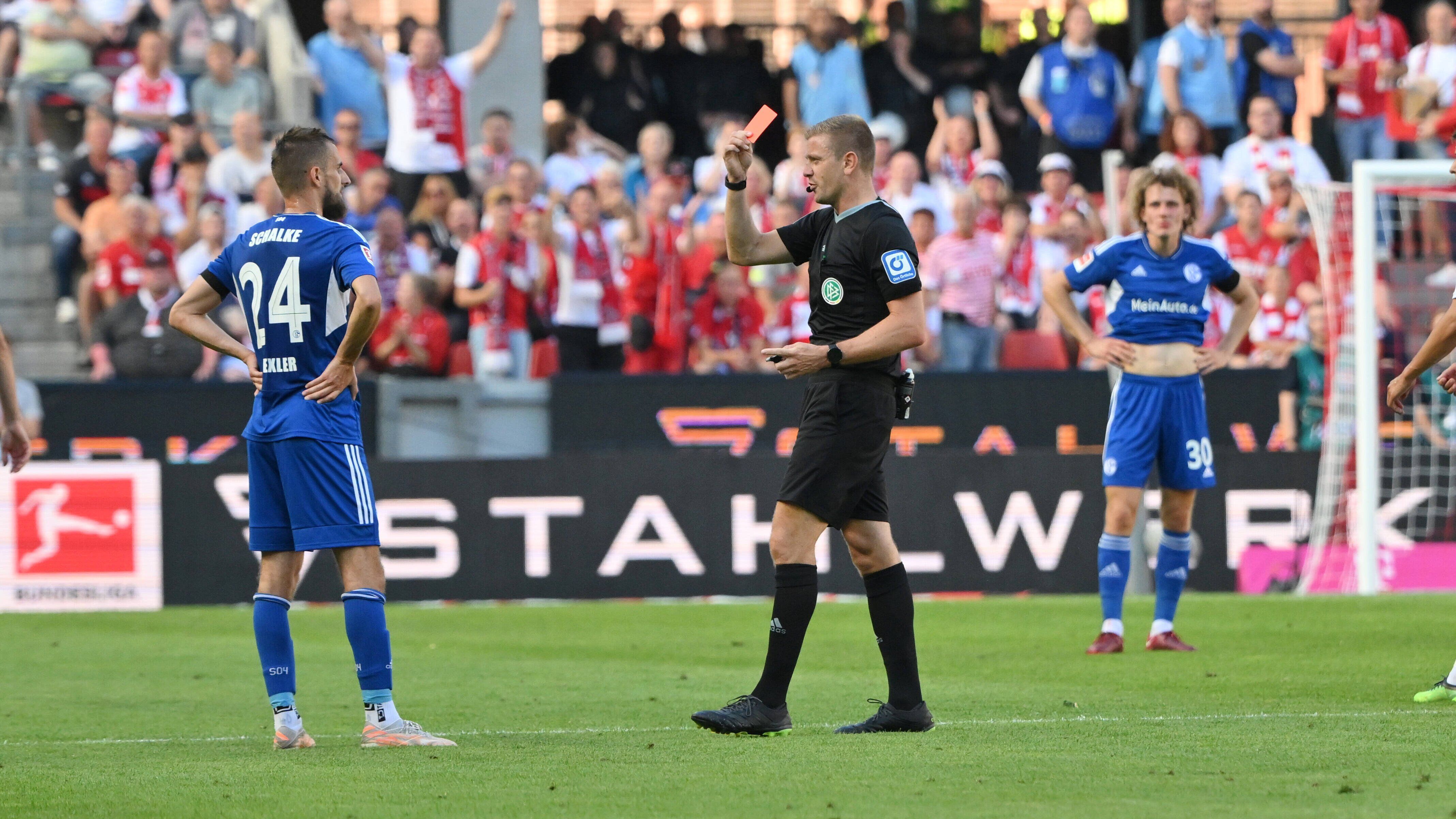 
                <strong>Der VAR bleibt weiterhin ein Sorgenkind</strong><br>
                Während die Intervention des Video-Assistenten beim kuriosen Handspiel von Leverkusen-Keeper Lukas Hradecky zurecht erfolgte, ist die Rote Karte gegen Schalkes Dominick Drexler mindestens streitbar und eher ungerechtfertigt. Auch die Entscheidung auf Abseits vor dem Führungstreffer durch Zalazar ist alles andere als eindeutig. Nach der Partie findet der Schalker Sportdirektor Rouven Schröder bei "DAZN" daher klare Worte, spricht von "Benachteiligung" und moniert, dass es "einen Schiedsrichter-Assistent und keinen Oberschiedsrichter" brauche. Ursprünglich eingeführt, um klare Fehlentscheidungen zu vermeiden, sorgt der VAR schon am ersten Bundesliga-Wochenende wieder für reichlich Gesprächsstoff.
              