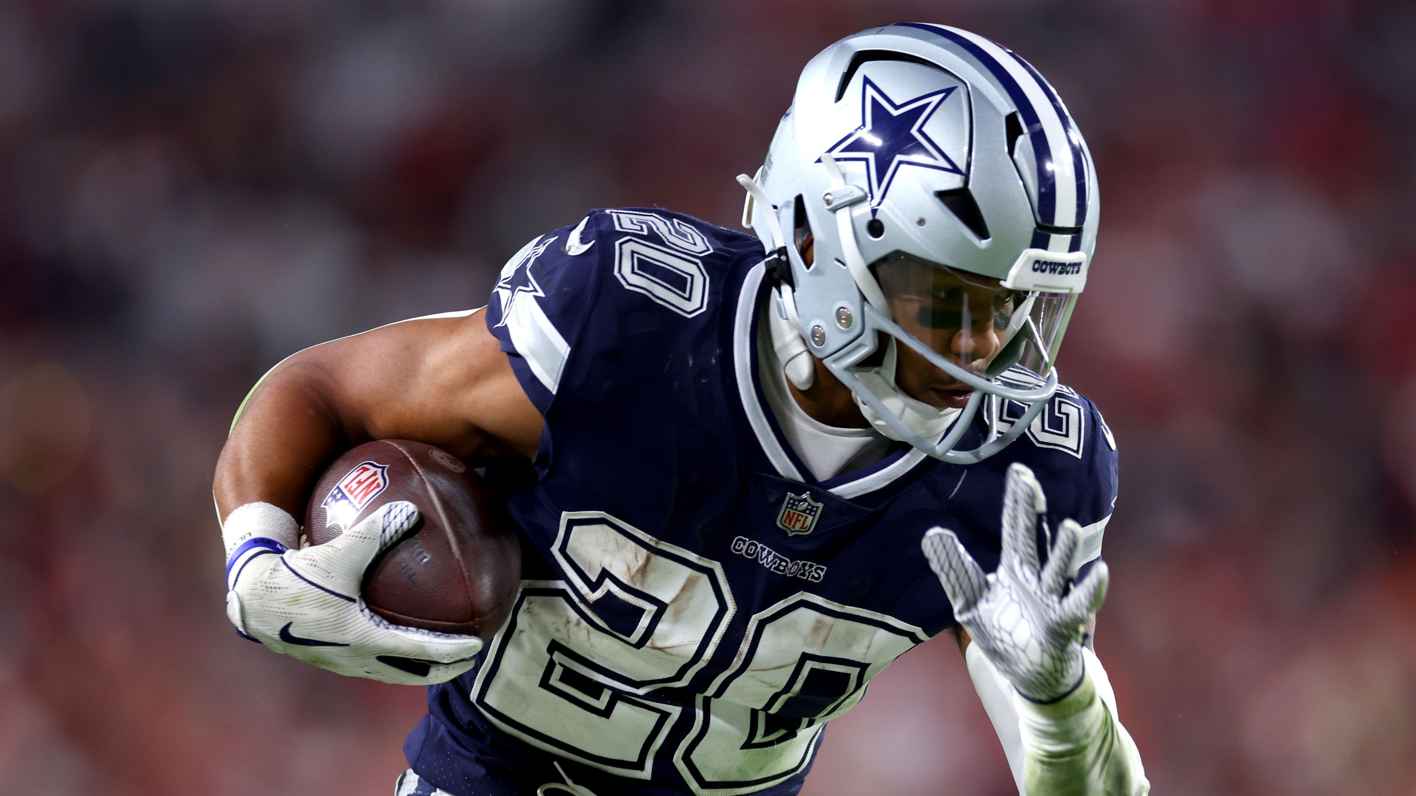 <strong>Dallas Cowboys</strong><br>Nach der Entlassung von Ezekiel Elliott in der Offseason ist Tony Pollard (Foto) der Alleinunterhalter im Running Game der Cowboys. 2022 spielte er eine starke Saison und knackte erstmals die 1.000 Rushing Yards. Im Saisonfinale verletzte er sich schwer am Fuß, kehrte im Training Camp aber zurück. Im Draft kam mit <a href="https://www.ran.de/sports/american-football/nfl/news/dallas-cowboys-deuce-vaughn-nfl-debuet-315526">Sechstrunden-Pick Deuce Vaughn</a> ein 1,65 Meter großer Running Back, der in der Preseason auffiel und in der Rolle als Backup um Snaps kämpfen dürfte.