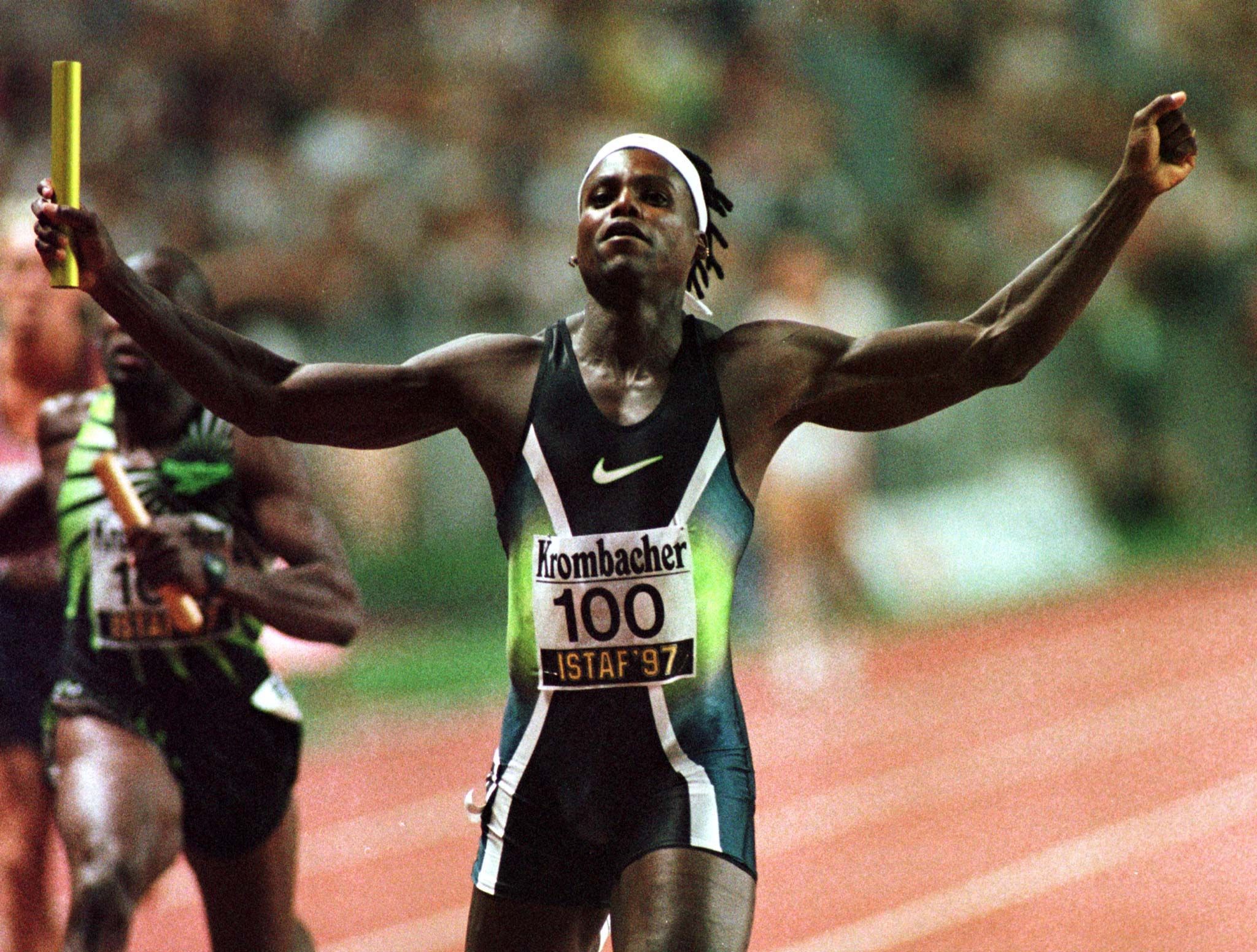 Der Leichtathlet Carl Lewis ist der einzige Mann, dem es jemals gelang, einen Weitsprung-Titel bei Olympia zu verteidigen. Doch er war auch ein begnadeter Sprinter. So gewann der US-Amerikaner respektable zehn Medaillen bei Olympia (neun Gold- und eine Silbermedaille). Vier seiner Goldmedaillen gewann er im Weitsprung, den Rest als Sprinter.