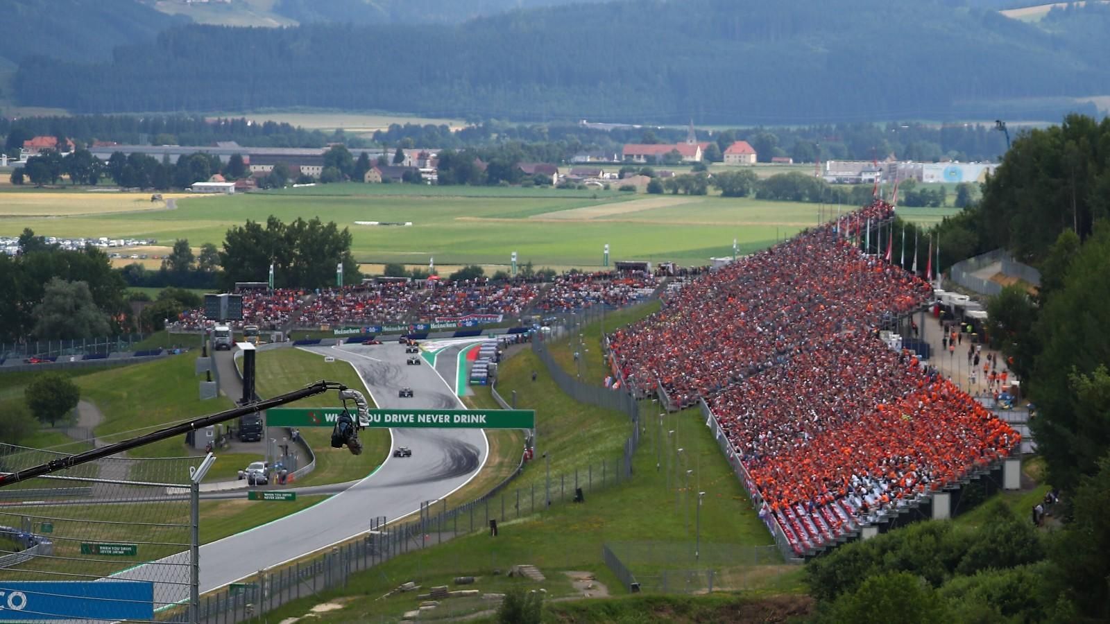 
                <strong>Wie geht es nach Imola weiter? </strong><br>
                In dieser Saison gibt es noch zwei weitere Sprintrennen. Beim Großen Preis von Österreich in Spielberg und beim Brasilien-Grand-Prix in Sao Paulo. Das Sprintrennen in Brasilien ist dabei das einzige, das es so auch im vergangenen Jahr gab. Die zwei weiteren Stationen fanden in Silverstone und Monza statt.
              