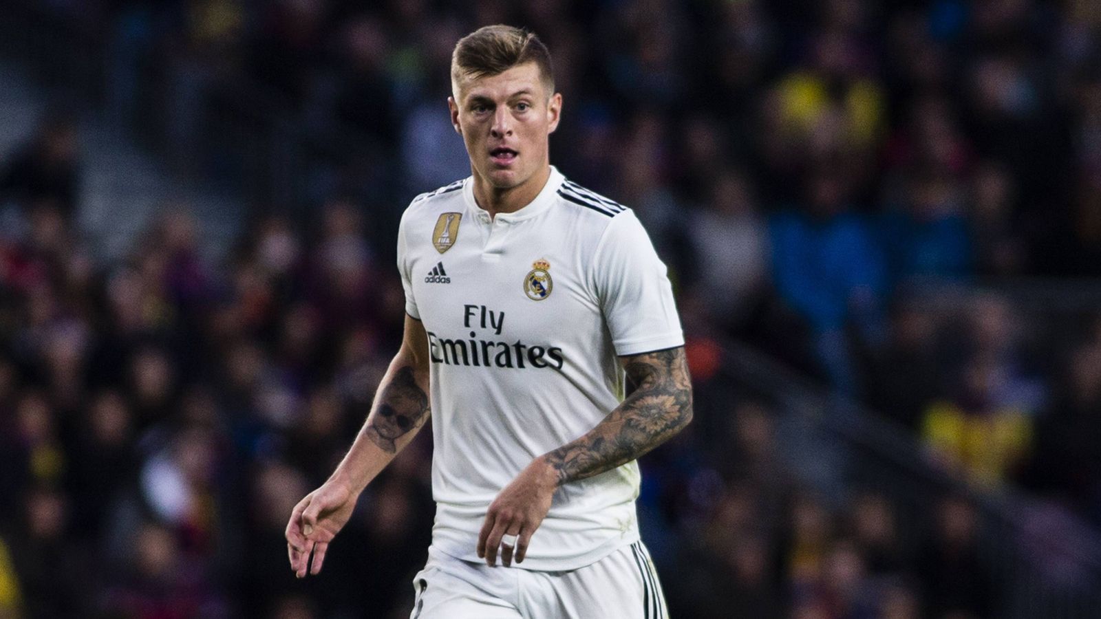 
                <strong>Toni Kroos (Real Madrid)</strong><br>
                Laut "Football Leaks" soll Kroos in seinem Arbeitsvertrag bei Real Madrid eine Zusatz-Klausel besitzen. Demnach habe der Weltmeister eine festgeschriebene Ablösesumme von 300 Millionen Euro im Kontrakt stehen.
              