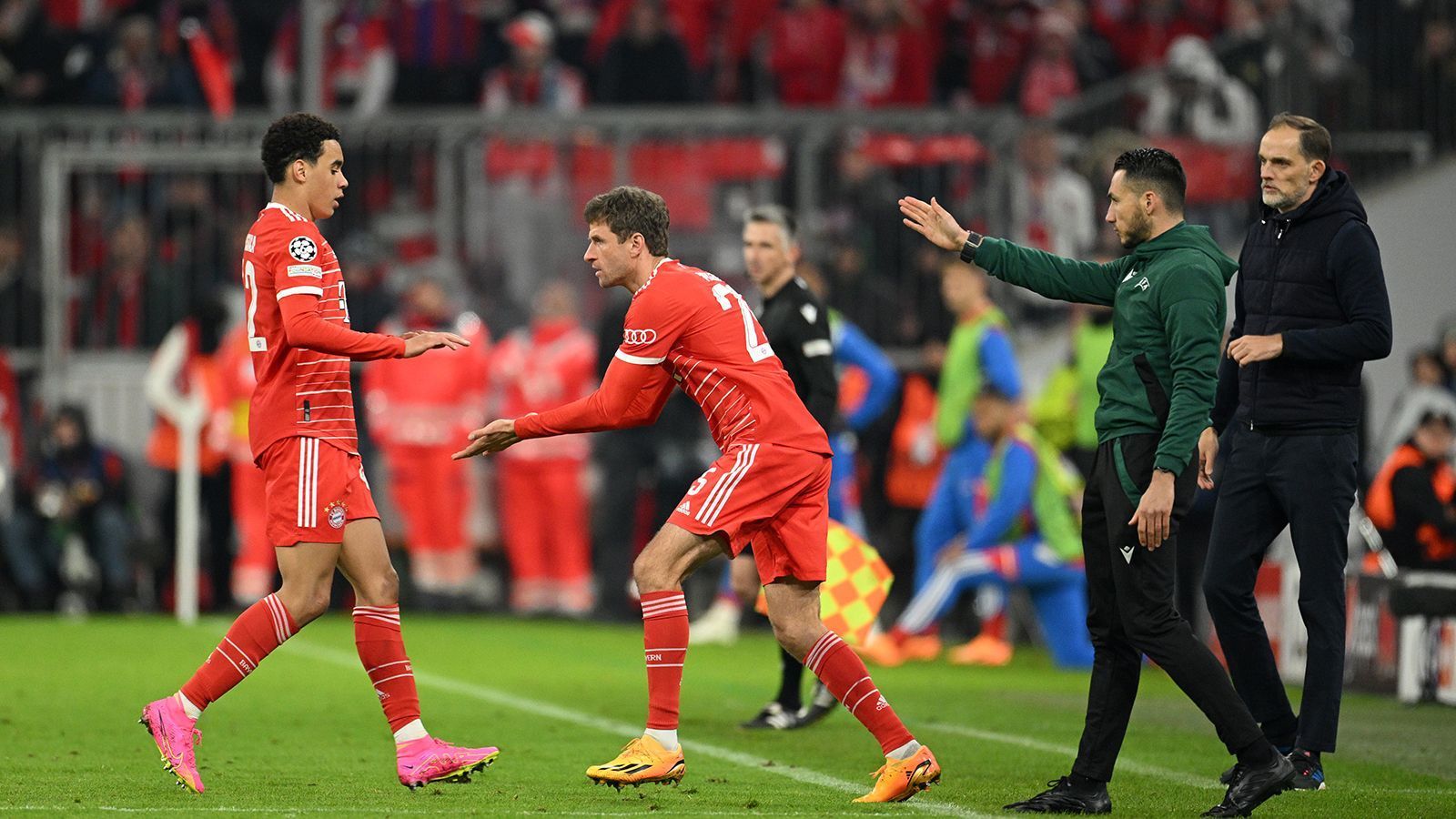 
                <strong>Thomas Müller (FC Bayern München)</strong><br>
                Ersetzt gute 20 Minuten vor Schlusspfiff Musiala. Fügt sich gut ein, gibt dem Spiel aber keine Wendung mehr. Hätte vermutlich in der Startelf mehr Wirkung gehabt. ran-Note: 3
              