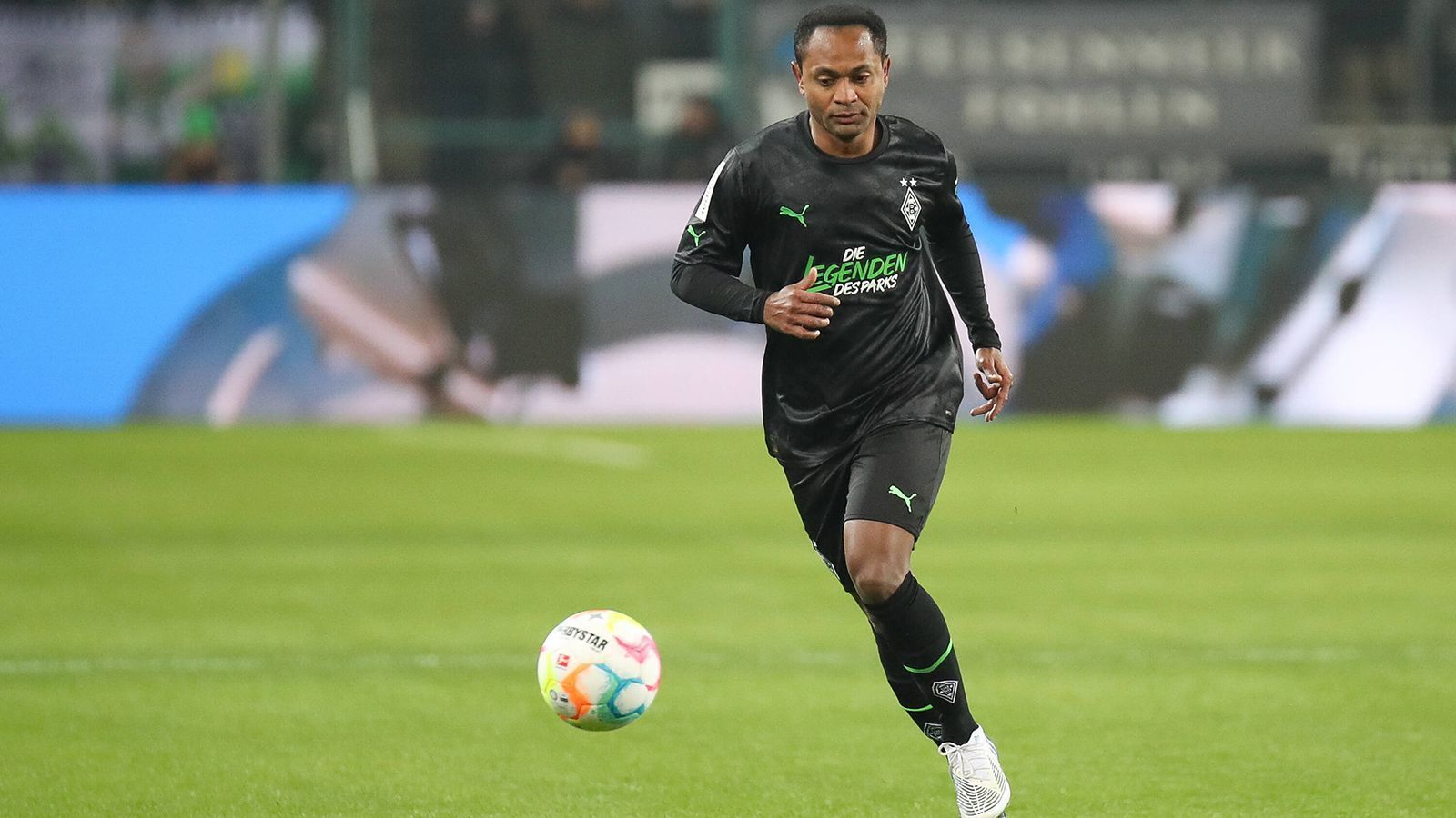 <strong>Raffael </strong><br>
                Ex-Gladbach-Profi Raffael hat einen neuen Job: Er ist Botschafter für die Agentur "macospo". Auf Instagram schrieb er: "Ich freue mich, als Ambassador für die Agentur macospo tätig zu sein und meine Erfahrungen im Fussball weitergeben zu können!" Bevor er Anfang 2022 zurücktrat, war der Brasilianer bei FK Pohronie in der zweiten slowakischen Liga aktiv.