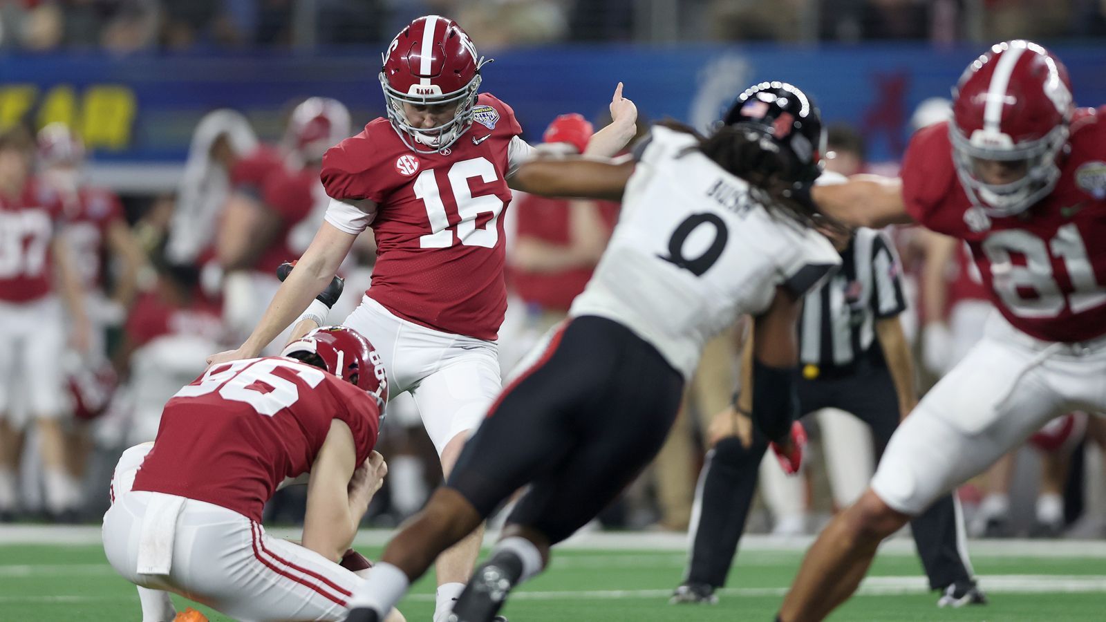 
                <strong>Special Teams</strong><br>
                Ob Will Reichard bei Alabama oder Jack Podlesny bei Georgia - beide Kicker gelten als enorm sicher und liegen in den Statistiken quasi gleichauf. Beide verwandelten 98,6 Prozent der Extra-Punkte, auch bei Field Goals schenken sich Reichard (78,3) und Podlesny (80) nichts. Gleiches gilt auch bei Punts, Punt-Returns oder Kickoff-Returns. Beide Teams schreiben solide Zahlen, stechen im landesweiten Vergleich aber nicht heraus. Punkt für beide - 3:3.
              