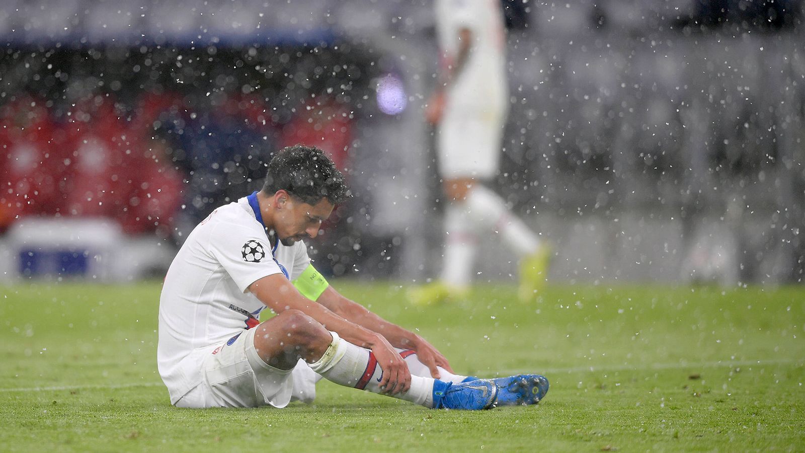 
                <strong>2. Hinter mehreren PSG-Stammspielern stehen Fragezeichen</strong><br>
                Auch der Gegner aus Paris durfte kurz vor dem Rückspiel gute Nachrichten in Sachen Personal vermelden, wenngleich diese teils noch mit Fragezeichen versehen sind. Kapitän Marquinhos (im Bild), der in München nach einer halben Stunde verletzt raus musste, kann laut Coach Mauricio Pochettino "sicher nicht" von Anfang an spielen.
              