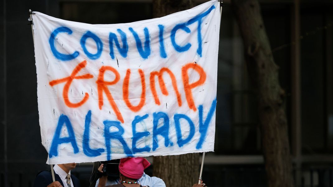 Zahlreiche Protestierende haben sich vor dem Gerichtsgebäude in Manhattan eingefunden.