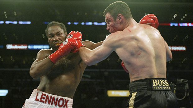 
                <strong>Lennox Lewis (1988)</strong><br>
                Lennox Lewis (1988): Er gewann etwa gegen Evander Holyfield, Shannon Briggs, Mike Tyson und unvergessen 2003 in einer blutigen Schlacht gegen Vitali Klitschko. Lennox Lewis war insgesamt dreimal Schwergewichtsweltmeister.
              