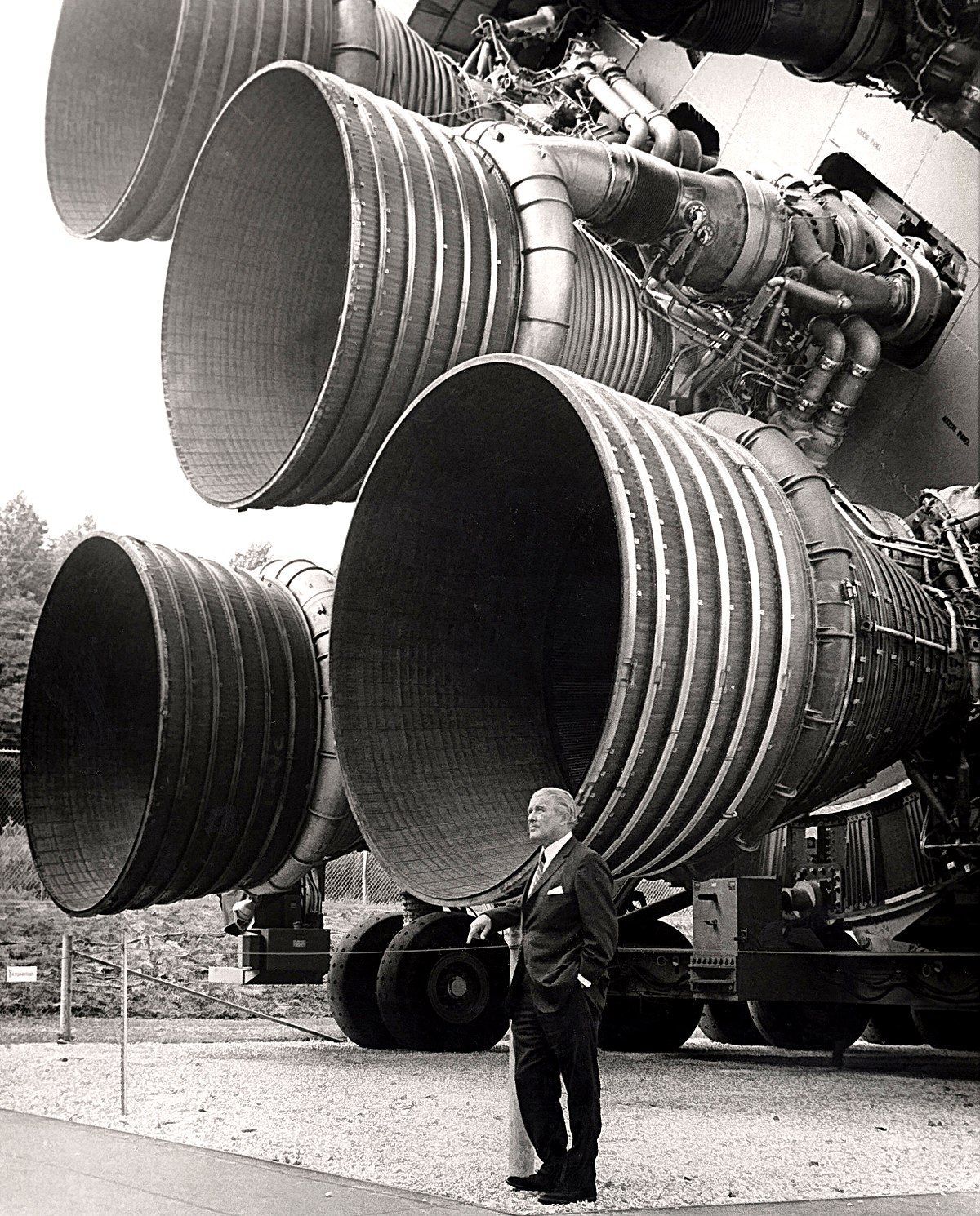 Möglich machte das Wernher von Braun. Der geniale Raketenwissenschaftler entwickelte die Mondrakete Saturn V, die bei 13 Flügen nie abstürzte. 