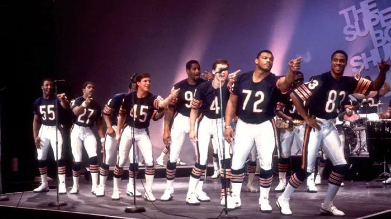 
                <strong>Super Bowl XX: Chicago Bears landen Charts-Erfolg</strong><br>
                Die berühmte Chicago-Bears-Mannschaft aus dem Jahr 1985 war vor allem für eine der, wenn nicht sogar die beste Defense der NFL-Geschichte bekannt. Jedoch müssen sich die damaligen Bears-Spieler auch mit ihren Gesangskünsten nicht verstecken, denn im Rahmen des 20. Super Bowls nahmen die Mannen aus Illinois einen Rap-Song mit dem Namen "The Super Bowl Shuffle" auf. Das Lied schaffte es bis auf Platz 41 der US-Charts und verkaufte sich rund eine halbe Million Mal. Den Super Bowl gewannen die Bears übrigens auch, mit 46:10 siegte Chicago gegen die New England Patriots.
              