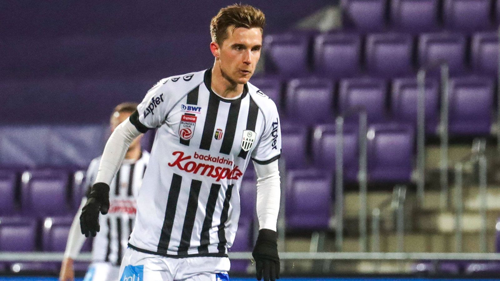 
                <strong>Johannes Eggestein (LASK)</strong><br>
                Am Deadline-Day verlieh Werder Bremen das Top-Talent Johannes Eggestein nach Österreich zum Linzer ASK. Dort macht der 22-Jährige einen guten Eindruck. Eggestein spielte in der österreichischen Bundesliga achtmal und lieferte starke sechs Tore und zwei Assists. Auch in der Europa League machte er auf sich aufmerksam, schied aber am Ende mit seinem Klub knapp aus. Dennoch bekommt die Leihgabe die erhoffte Spielpraxis – der Schritt nach Österreich erwies sich als der richtige.ran.de Note: 2
              