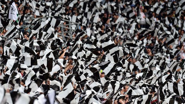 
                <strong>Platz 8: Juventus Turin - 111.000 Mitglieder (Italien)</strong><br>
                In Sachen Anhängerschaft hat Juventus Turin in Italien die Nase vorn. Schließlich ist die "Alte Dame" mit 30 gewonnenen Meisterschaften der Rekordmeister und das Aushängeschild der Serie A.
              