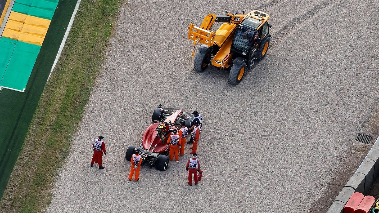 
                <strong>Verlierer: Carlos Sainz jr.</strong><br>
                Zwei Podestplätze, 33 Punkte, Rang drei in der Fahrerwertung - so gut sah es für Carlos Sainz jr. nach drei Rennwochenenden eigentlich noch nie aus. Aber: Mit Teamkollege Charles Leclerc kann er nicht mithalten. Der 24-Jährige thront nach zwei Siegen einsam an der Spitze der Fahrerwertung und bringt die Scuderia ins Schwärmen. Und obwohl Sainz in der vergangenen Saison das Ferrari-Duell knapp mit 164,5:159 Punkten gewann, in dieser Saison sieht er im Kampf gegen den Monegassen kein Land. Und dann kommt auch noch Pech dazu. Weil es beim Anlassen des Autos Probleme gab, wurde der Spanier im Qualifying nur Neunter. Kurz vor dem Rennen musste zudem sein Lenkrad getauscht werden, welches in der Folge falsch eingestellt war und den Start zu einem Desaster werden ließ. Ein Auto nach dem anderen zog vorbei, in Runde zwei landete der Iberer im Kiesbett. Rennende. Null Punkte.
              