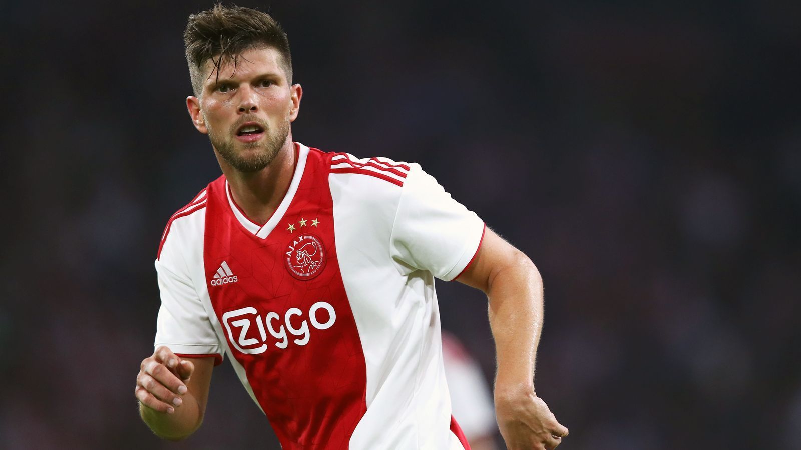 
                <strong>Angriff - Klaas-Jan Huntelaar</strong><br>
                Zwischen Januar 2006 und Januar 2009 spielte der "Hunter" in seiner ersten Ära in Amsterdam, nachdem er sich zuvor in Heerenveen erste Sporen verdiente. Für Ajax sollte es einmal mehr ein lukrativer Deal sein, denn in den drei Jahren beim Klub verdreifachte er seinen Marktwert. Gekauft wurde Huntelaar für angeblich neun Millionen Euro, verkauft wurde er an Real Madrid für kolportierte 27 Millionen Euro. Bei Real und später Milan wurde Huntelaar aber nicht glücklich - auf Schalke hingegen schon! In 240 Pflichtspielen erzielte 126 Treffer für die Königsblauen, ehe 2017 sein auslaufender Vertrag nicht mehr verlängert wurde. Danach folgte die Rückkehr zu Ajax, wo er derzeit seinen zweiten Frühling erlebt. Bei seinen 14 Saison-Einsätzen 2018/19 hat der 35-Jährige zehn Treffer erzielt - der "Hunter" kann es also immer noch.
              