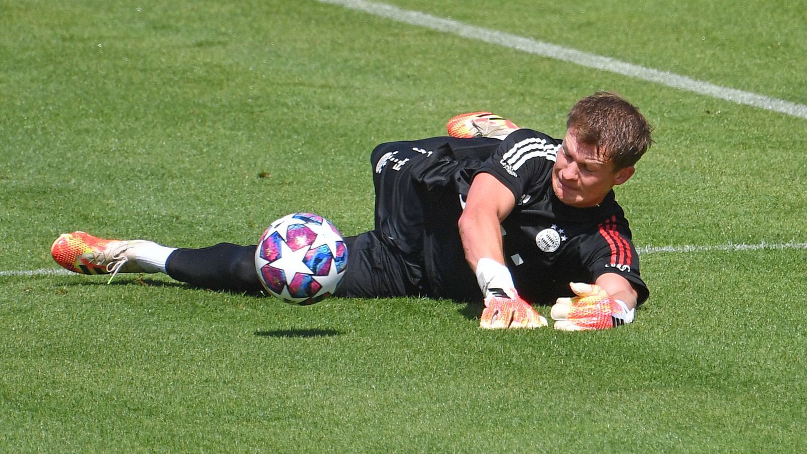 
                <strong>Alexander Nübel</strong><br>
                Keeper Alexander Nübel kam im Sommer 2020 ablösefrei vom FC Schalke zum FC Bayern München. Der als Nummer 2 hinter Manuel Neuer eingeplante Schlussmann entschied sich für die Rückennummer 35, die er auch schon zuvor auf Schalke hatte. Diese Nummer brachte in der Vorsaison in München Joshua Zirkzee Glück, der sich bei den Bayern-Profis behaupten konnte und mittlerweile gehört der 19-jährige Niederländer längst fest zum Kader der ersten Mannschaft. Vor Zirkzee hatten etwa Renato Sanches, Breno sowie Ex-Ersatzkeeper Thomas Kraft die 35 bei den Bayern. 
              