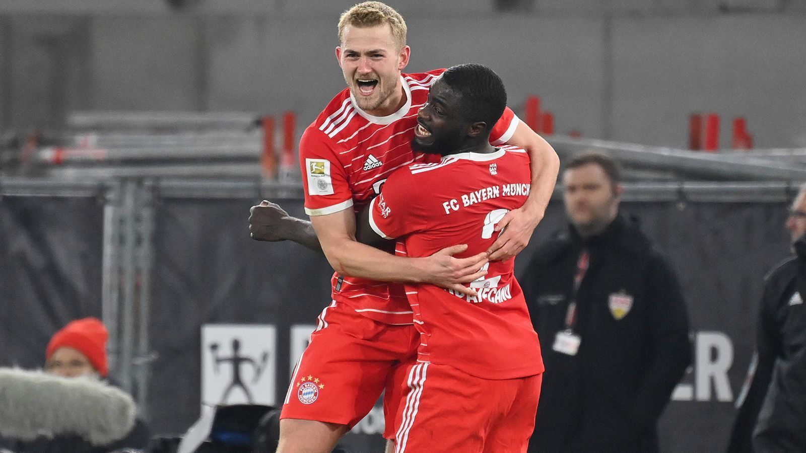 
                <strong>Die Noten der Bayern-Stars</strong><br>
                Der FC Bayern München hat beim VfB Stuttgart einen 2:1-Sieg gefeiert und die Tabellenführung zurückerobert. Dabei wird Mathijs de Ligt zum Matchwinner, der Abwehrchef rettet zunächst auf der Linie und erzielt dann die Führung. ran hat die Bayern-Stars in der Einzelkritik benotet.
              