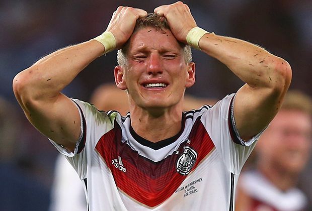 
                <strong>2014: Patellasehnenreizung</strong><br>
                Schon vor dem Turnier fällt Schweinsteiger mit einer Patellasehnenreizung aus - offiziell vier Tage. In Wahrheit braucht er in der Vorbereitung Wochen, um WM-fit zu werden. Die Nachwehen der WM verhindern ein schnelles Comeback. 
              