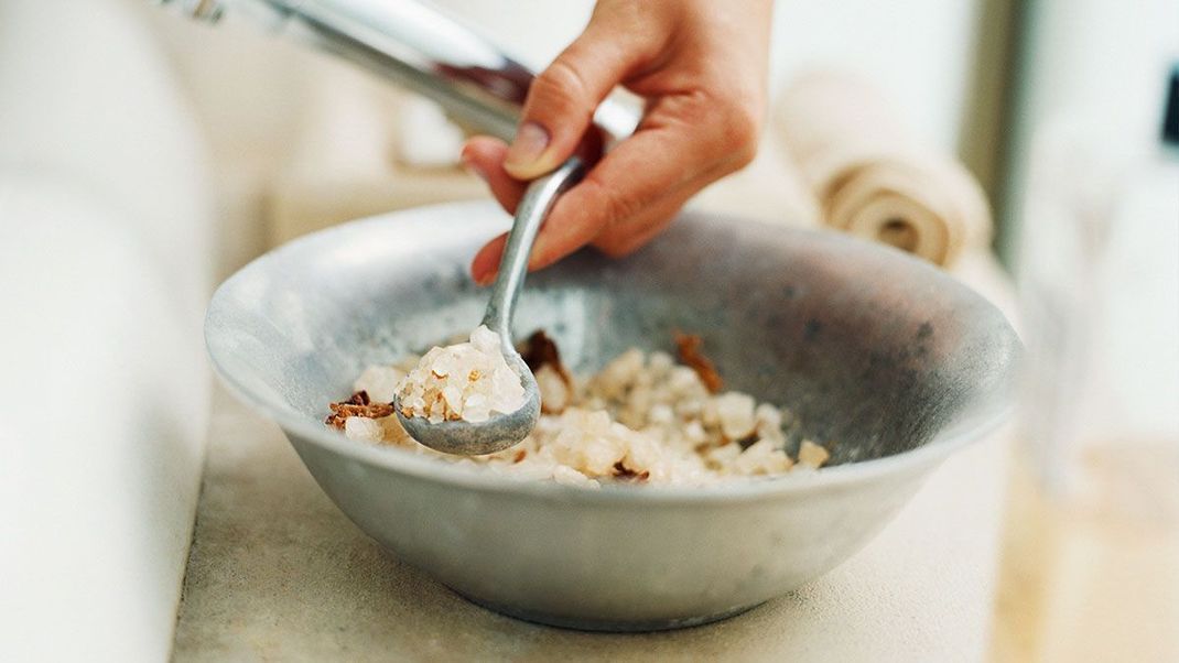 Entspannungsbad-Zusätze: Grobkörniges Meersalz, etwas Kokosöl und duftende Ätherische Öle – ganz nach eurem Geschmack – hier findet ihr simple DIY-Rezepte zum Selbermachen.