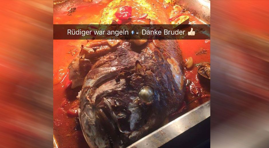 
                <strong>Snapchat-Geschichte des Lukas Podolski</strong><br>
                Glaubt man Poldis Snaps ist Rüdiger scheinbar niemals satt und sorgt trotz seiner Verletzung sogar für das Essen im DFB-Teamhotel.
              
