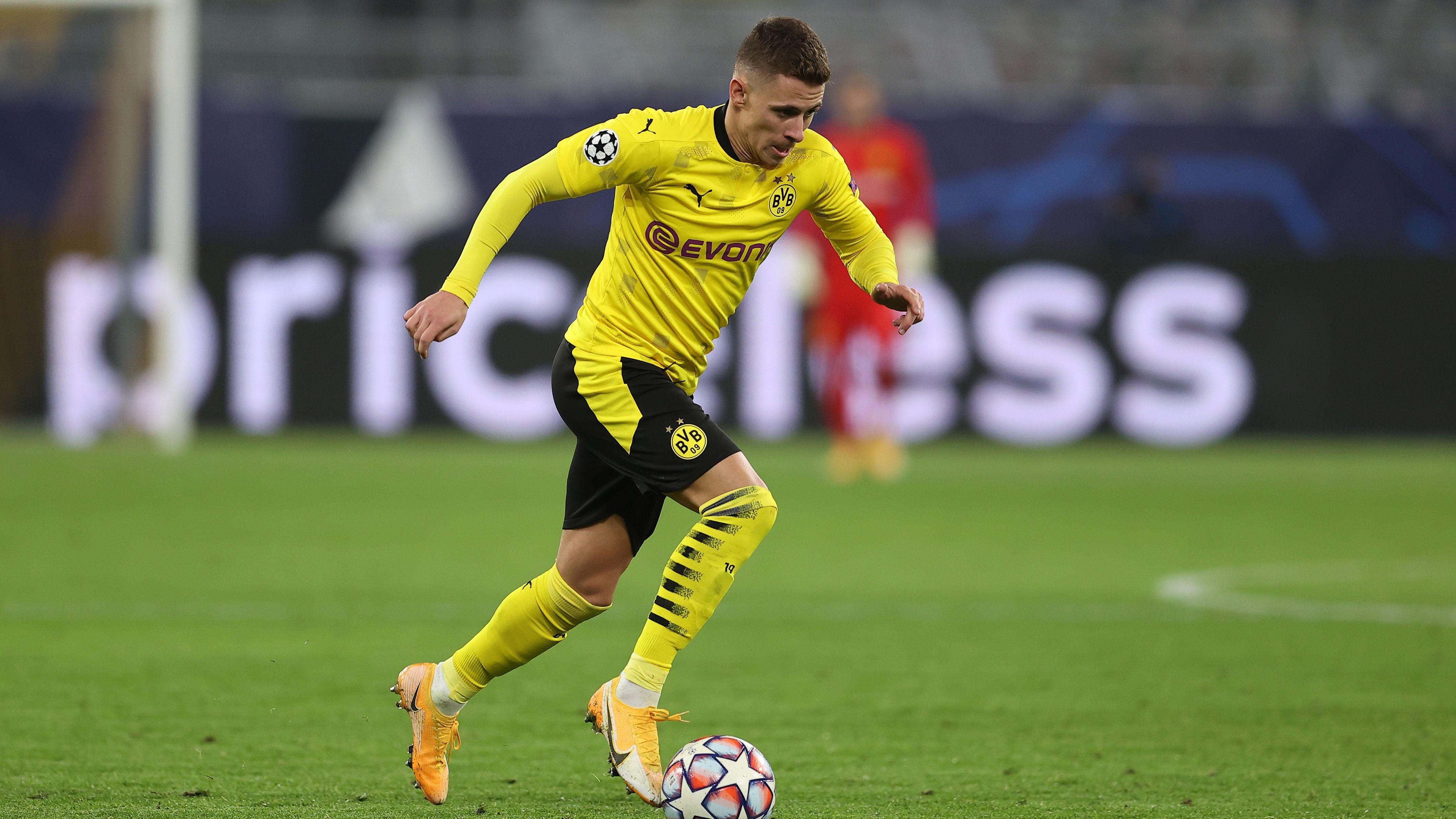 
                <strong>Thorgan Hazard</strong><br>
                Thorgan Hazard kommt nach der Halbzeit für Pongracic und nimmt die Position im rechten Mittelfeld ein. Ein schwaches Spiel mit dem Ball verhindert aber, dass der Belgier gefährliche Situationen heraufbeschwören kann. Hat in der 90. Minute eher zufällig noch die beste BVB-Chance, köpft aber drüber. ran-Note: 4
              