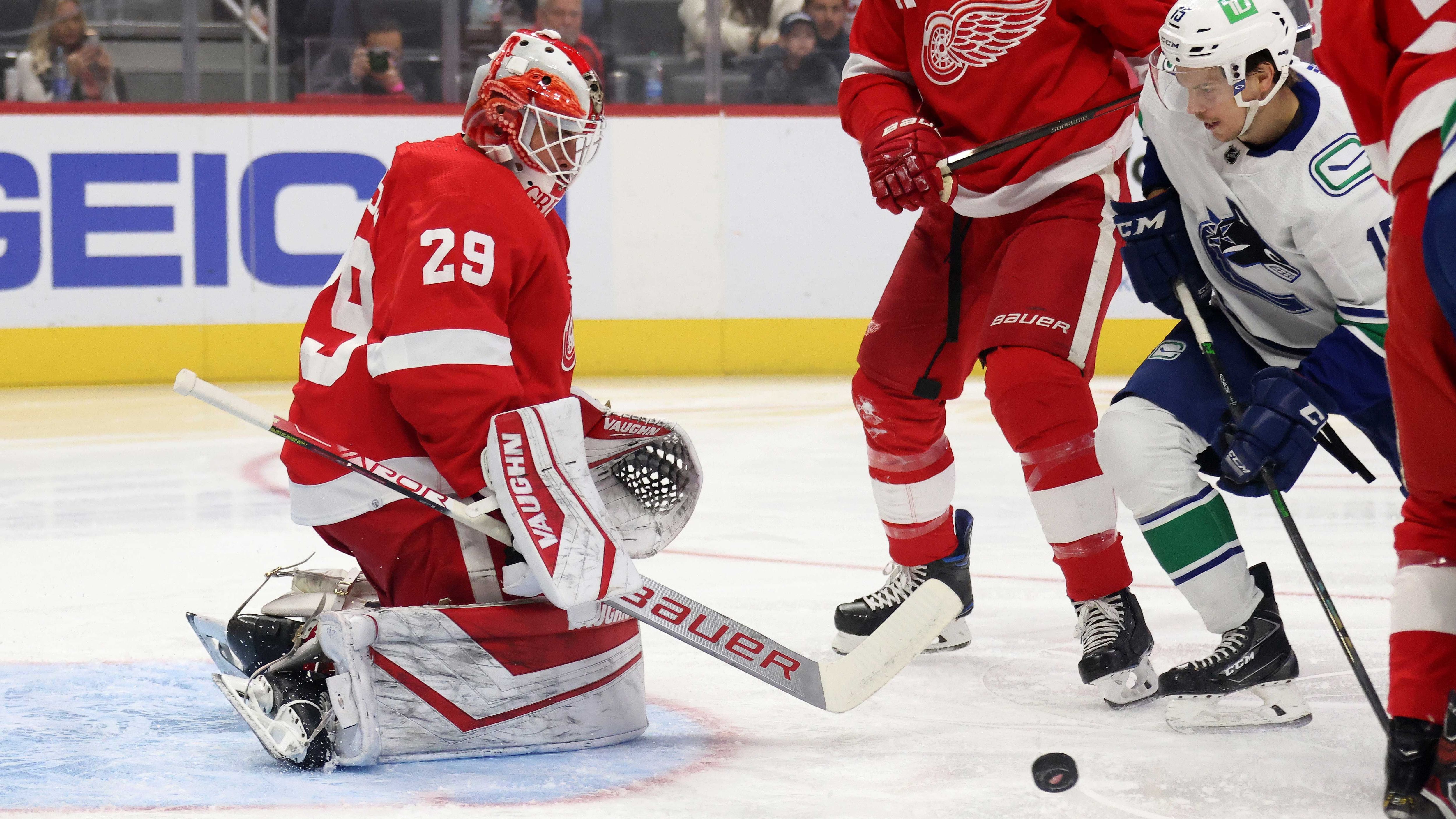 
                <strong>Thomas Greiss (Detroit Red Wings)</strong><br>
                Team-Kollege Thomas Greiss musste im ersten Spiel noch auf der Bank Platz nehmen. Gegen die Canucks stand der erfahrene Goalie aber ebenfalls auf dem Eis und zeigte eine bärenstarke Leistung. Insgesamt parierte Greiss 40 der 41 Schüsse auf seinen Kasten und verzeichnete damit eine überragende Quote von 97,6 Prozent.
              