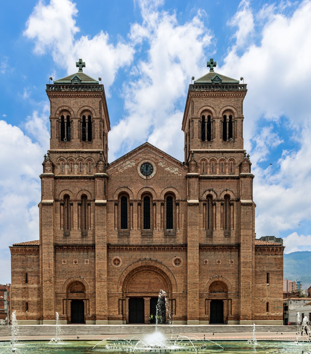 Die neuromanische Basilika des Erzbistums besteht aus Lehmziegeln und ist 53 Meter hoch. Die Fläche beträgt 5.000 Quadratmeter. 1890 wurde mit dem imposanten Sakralbau begonnen, fertiggestellt wurde er 1931 und liegt am Parque de Bolivar.
