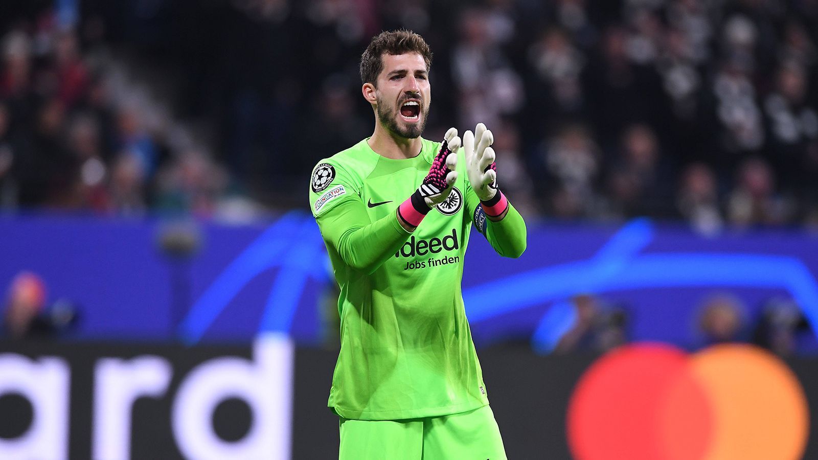 
                <strong>Kevin Trapp</strong><br>
                Frankfurts Keeper hat in der Anfangsviertelstunde einen ruhigen Abend, danach ist er quasi in Dauerbeschäftigung. Neben dem Elfmeter von Kvaratskhelia hält Kevin Trapp auch noch bei zahlreichen weiteren Neapel-Chancen stark und verhindert damit trotz der zwei Gegentreffer eine noch deutlich höhere Niederlage der Hessen. Trapp ist gegen die Italiener der mit Abstand Beste im Eintracht-Team. ran-Note: 2
              