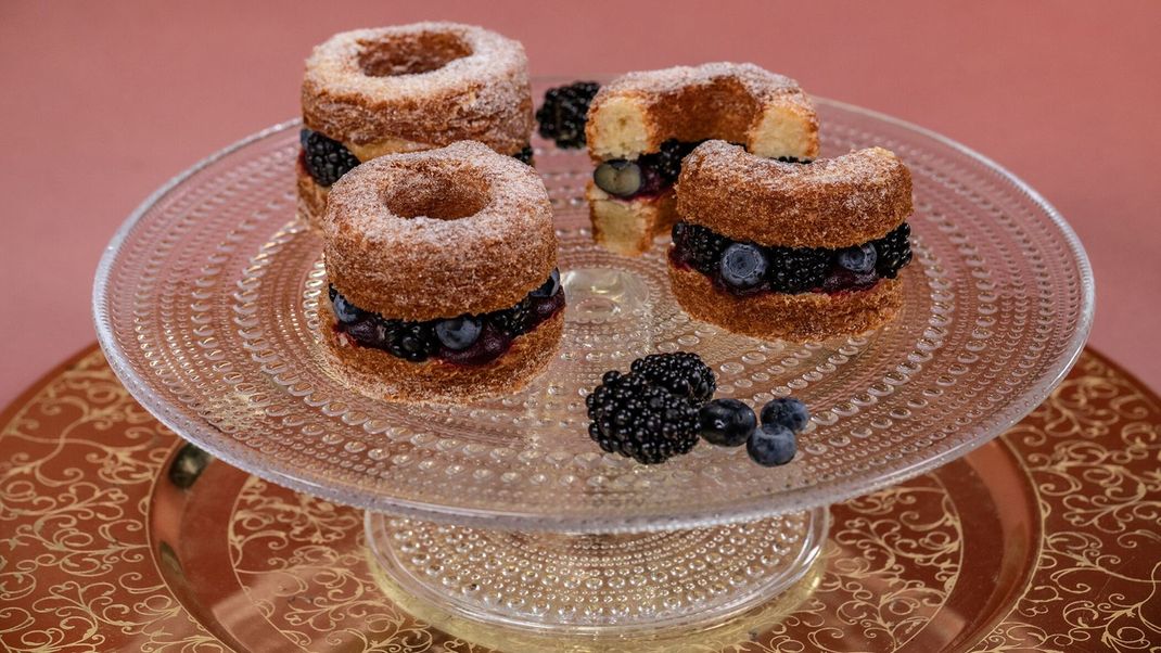 Cronuts aus Plunderteig mit Beeren-Füllung