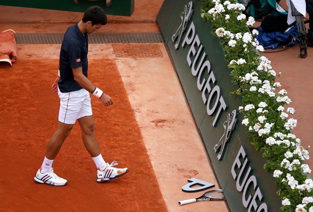 
                <strong>Novak Djokovic wütet in Roland Garros</strong><br>
                Die Bande auf dem Center Court der French Open in Paris bekam Novak Djokovics Unzufriedenheit zu spüren. Der Serbe warf seinen Schläger vor Wut in ihre Richtung - und beschädigte sie sichtlich.
              