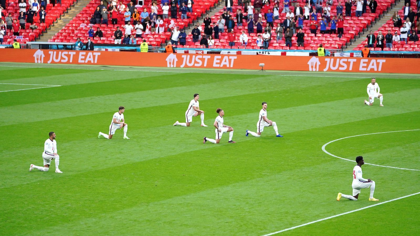 
                <strong>Kniefall gegen Rassismus</strong><br>
                Auch in England gab es wieder Gedenken beziehungsweise den Protest gegen Rassismus. Die englischen Spieler gingen aufs Knie, die Mehrheit der Zuschauer im Wembley-Stadion applaudierten.
              