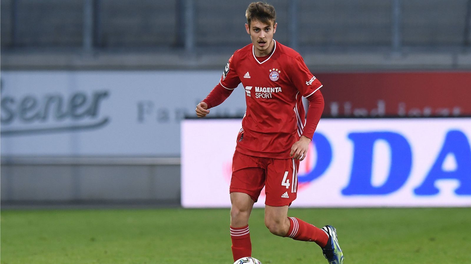 
                <strong>Josip Stanisic</strong><br>
                Josip Stanisic ist einer derer, die bereits in der Bundesliga für den FC Bayern aufgelaufen sind. Beim 1:1 gegen Union Berlin in der vergangenen Saison machte er seine Sache gut, mit 21 ist er aber auch nicht mehr der Jüngste. Gut möglich, dass der Außenverteidiger erneut verliehen oder sogar ganz abgegeben wird. Der Klub scheint ihn eher links hinten zu sehen, auf der Position ist Bayern mit Lucas Hernandez, Alphonso Davies und Omar Richards jedoch ausreichend besetzt. Auch wenn die beiden Erstgenannten zur Zeit ausfallen.
              