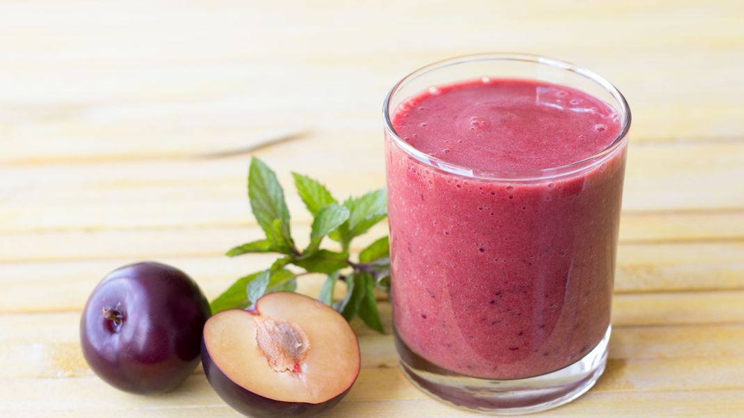 Guten Morgen, lieber Herbst! Mit einem leckeren Pflaumen-Smoothie starten wir in den Tag und werden optimal versorgt.