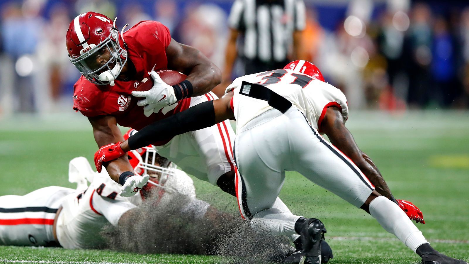 
                <strong>Running Game</strong><br>
                Das Run-Game der Bulldogs gehörte über die ganze Saison zu den Aushängeschildern im College Football. Neben einer starken O-Line zählt vor allem die Ausgeglichenheit zu den großen Stärken. In Zamir White, James Cook, Kenny McIntosh, Stetson Bennett, Kendall Milton und Daijun Edwards haben gleich sechs Spieler in der Saison 200+ Rush Yards gesammelt - Alabama kommt nur auf drei Spieler mit solchen Werten. Allerdings besitzen die Crimson Tide mit Brian Robinson Jr. (1275 Yards) ein Ausnahmetalent, das Bama im Halbfinale fast im Alleingang zum Sieg führte. Insgesamt kommt Georgia auf 194 Rush-Yards pro Spiel, Alabama auf 158. Beides Top-Werte. Daher: Punkt für beide - 2:1.
              