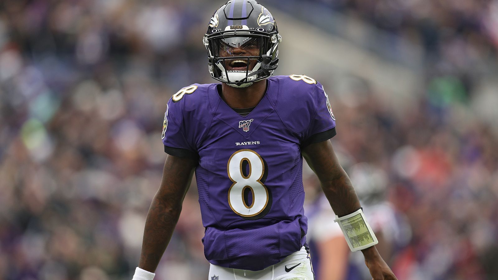 
                <strong>Lamar Jacksons Vertrag in Zahlen</strong><br>
                Mit 74,5 Millionen US-Dollar Cap Hit würde den Baltimore Ravens wenig Spielraum für weitere Top-Spieler bleiben. Gut möglich also, dass Jacksons Vertrag bereits innerhalb der ersten drei Jahre rekonstruiert oder gar verlängert wird.
              