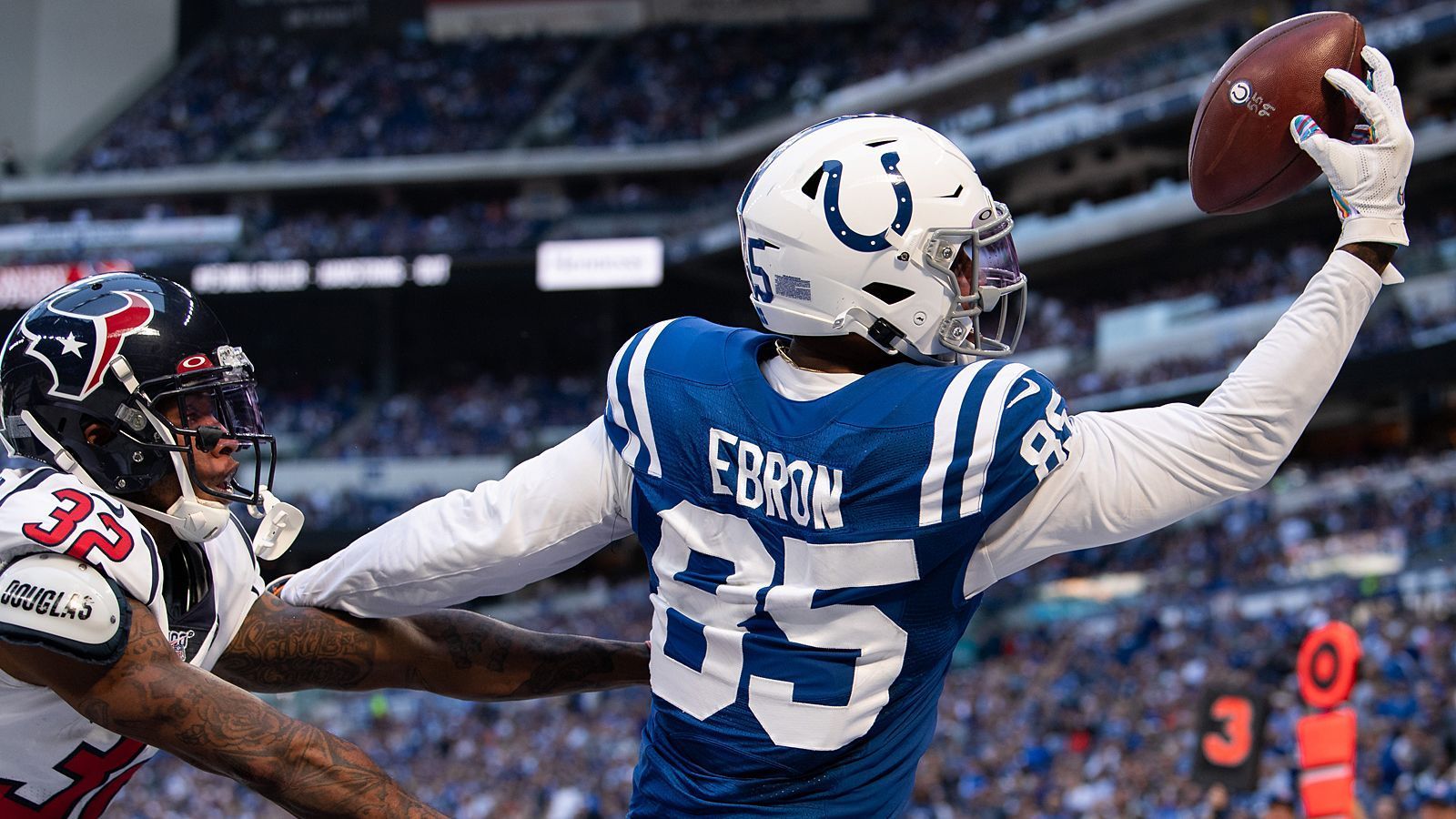 
                <strong>Gewinner: Eric Ebron</strong><br>
                Odell Beckham jr. hatte am Sonntag wegen der Bye-Week der Cleveland Browns frei, vielleicht saß er vor dem Fernseher und wurde Zeuge davon, dass auch andere Spieler One-Handed-Catches beherrschen. Eric Ebron von den Indianapolis Colts schnappte sich einen Pass von Jacoby Brissett derart spektakulär, dass der Catch schon jetzt als einer der spektakulärsten der Saison gelten darf.
              