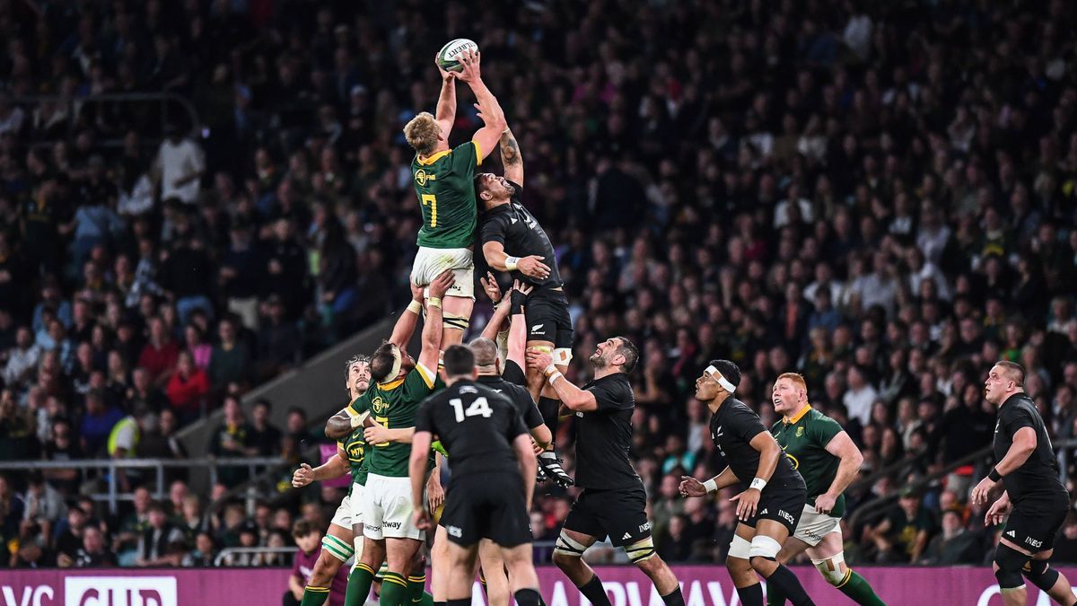International South Africa v New Zealand Pieter-Steph du Toit of South Africa claimed the line out during the international match, Länderspiel, Nationalmannschaft South Africa vs New Zealand at Twi...