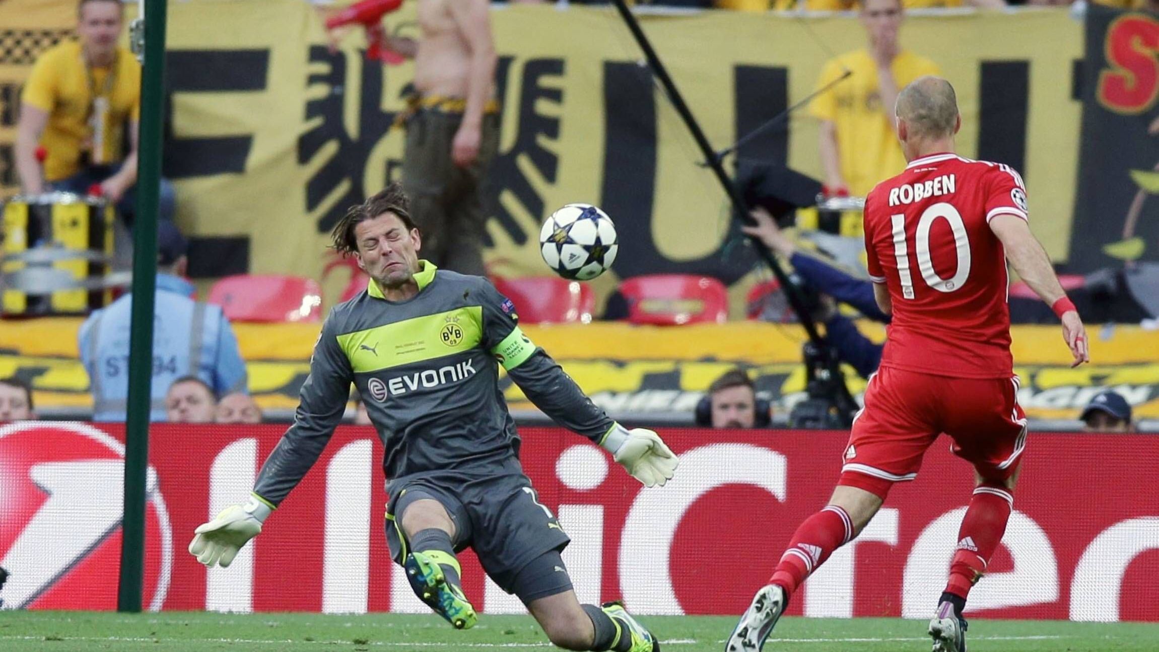 <strong>Roman Weidenfeller (Tor)</strong> <br>Er hatte den Weg ins Finale durch eine Top-Leistung im Halbfinale gegen Real Madrid geebnet. Im Endspiel war er dann aber bei beiden Gegentoren machtlos. Klub-Legende, beendete 2018 nach 16 Jahren Dortmund, zwei Meisterschaften und Pokalsiegen seine Karriere. Beim BVB natürlich.