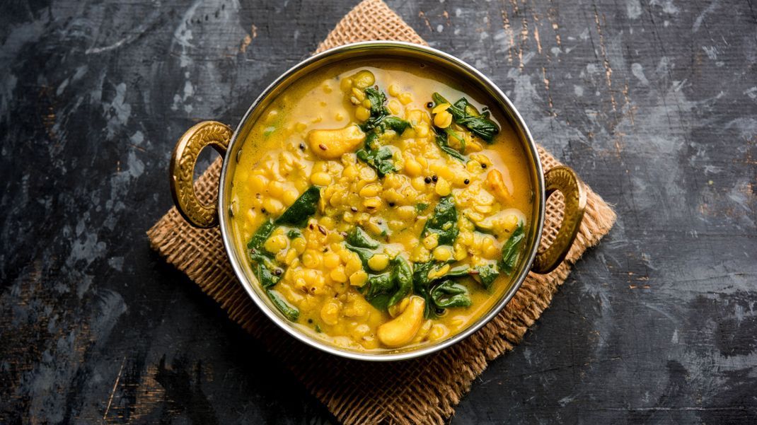 Lust auf eine indisch-vegane Speise? Dieses Curry-Gericht wird dein kulinarisches Herz garantiert höherschlagen.