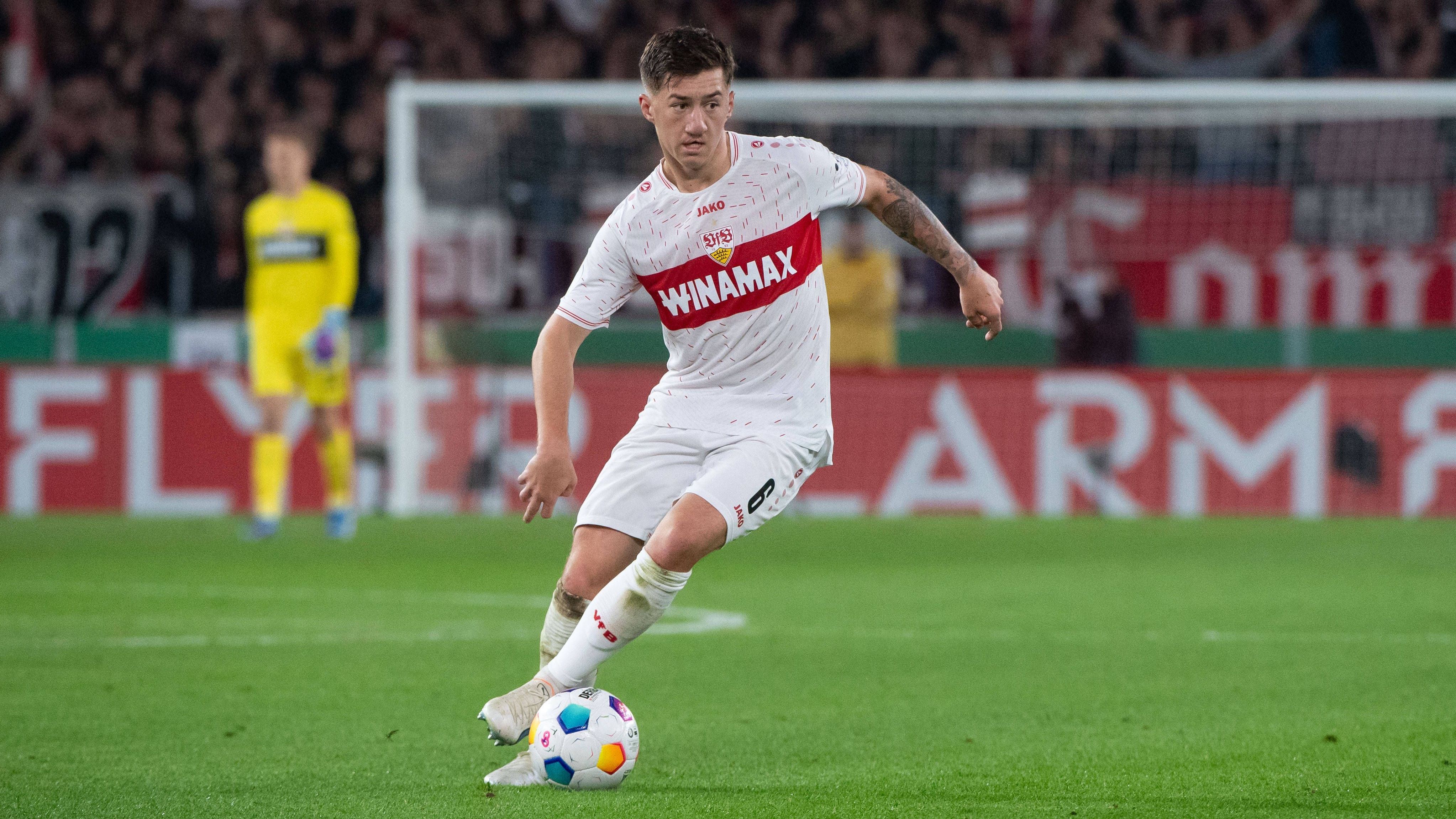 <strong>VfB Stuttgart: Roter Brustring</strong><br>Das bekannteste Trikot mit dem höchsten Wiedererkennungswert ist wohl das des VfB Stuttgart. Durchgehend seit 1925 trägt der Verein für Bewegungsspiele einen roten Brustring auf seinem Heimtrikot. Dieser ist zum Markenzeichen der Stuttgarter geworden. Er ist ein "äußeres Zeichen der Einheit und der Zusammengehörigkeit der gesamten VfB-Familie", heißt es in der Satzung.