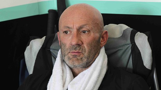 
                <strong>Fabien Barthez</strong><br>
                Fabien Barthez: Fußball-Profis und die Fans: Fabien Barthez war 2007 sehr konsequent. Nach einer Schlappe mit dem FC Nantes war er mit einem Fan aneinander geraten. Nachdem er im Auto sitzend angepöbelt wurde, lösten der Torhüter und der Anhänger das Problem nonverbal. Barthez verließ mit seiner Familie am Tag danach die Stadt und beendete seine Karriere.
              