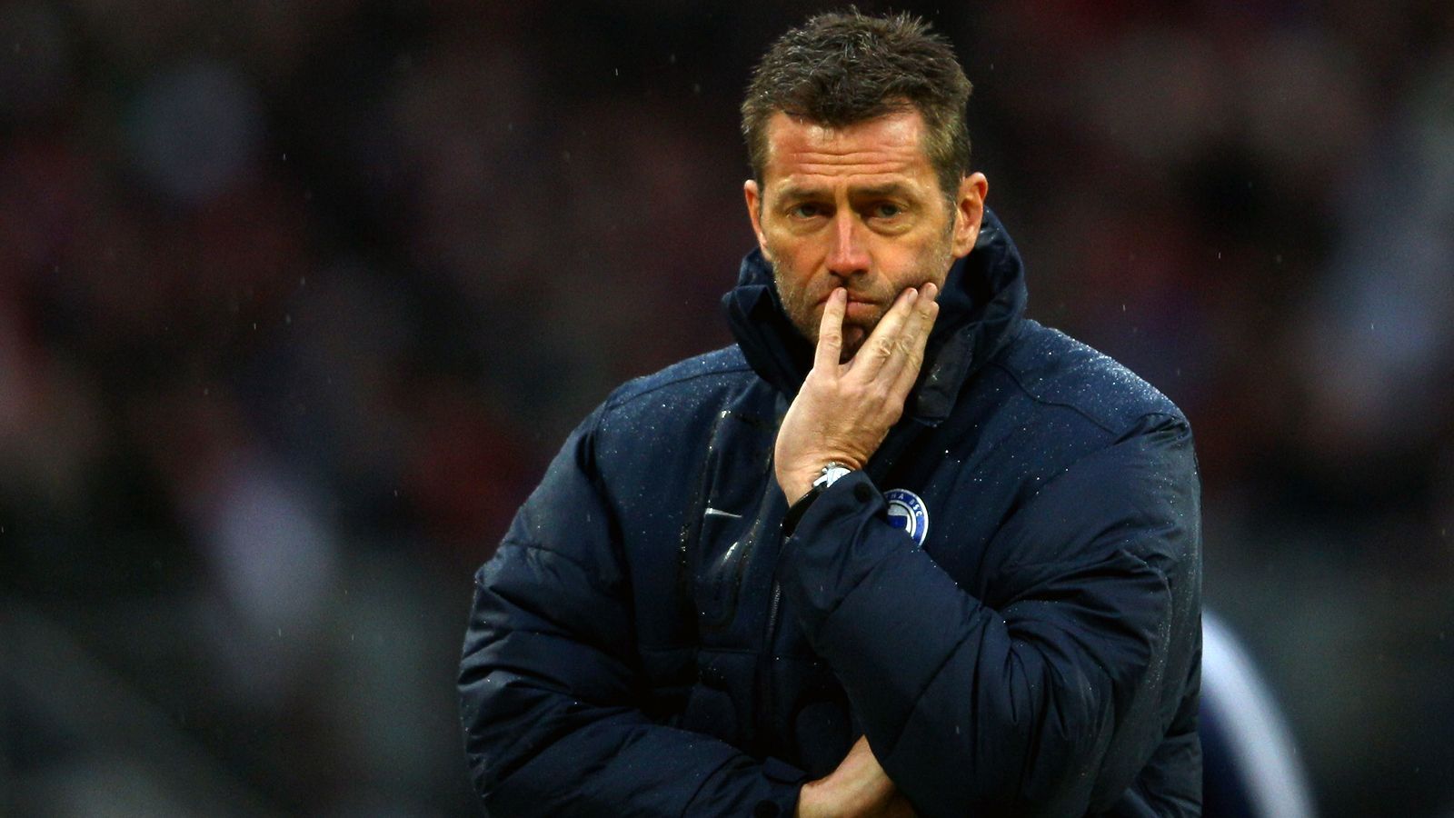 
                <strong>Michael Skibbe (Hertha BSC)</strong><br>
                Auf die Saison 2011/12 werden die Hertha-Verantwortlichen, die damals das Sagen hatten, wohl nicht gerade gerne zurückblicken. Vor allem die Trainerwahl war in dieser Spielzeit unglücklich. Zunächst konnte man sich mit Markus Babbel nicht auf eine Vertragsverlängerung einigen und Nachfolger Michael Skibbe, der im Dezember 2011 sein Amt antrat, hatte dann überhaupt kein Glück. Deshalb blieb das Engagement des gebürtigen Gelsenkircheners in der Hauptstadt kurz, aber definitiv nicht schmerzlos. Vier Bundesliga-Spiele bekam Skibbe nur Zeit, davon verlor er auch noch alle und zudem flog die Hertha im DFB-Pokal-Viertelfinale raus. So musste Skibbe nach fünf Pflichtspielen und ebenso vielen Niederlagen im Februar 2012 schon wieder gehen. Nachfolger Otto Rehhagel brachte auch nicht den Erfolg zurück und so stieg die "Alte Dame" in der Relegation gegen Fortuna Düsseldorf ab.
              