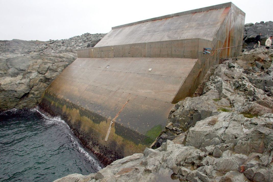 Durch das Steigen und Sinken des Wasserspiegels in den Betonröhren gewinnt das Wellenkraftwerk "Limpet" Strom.