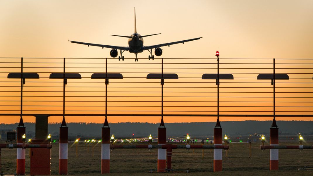 Ein Flugzeug landet am Flughafen in Stuttgart