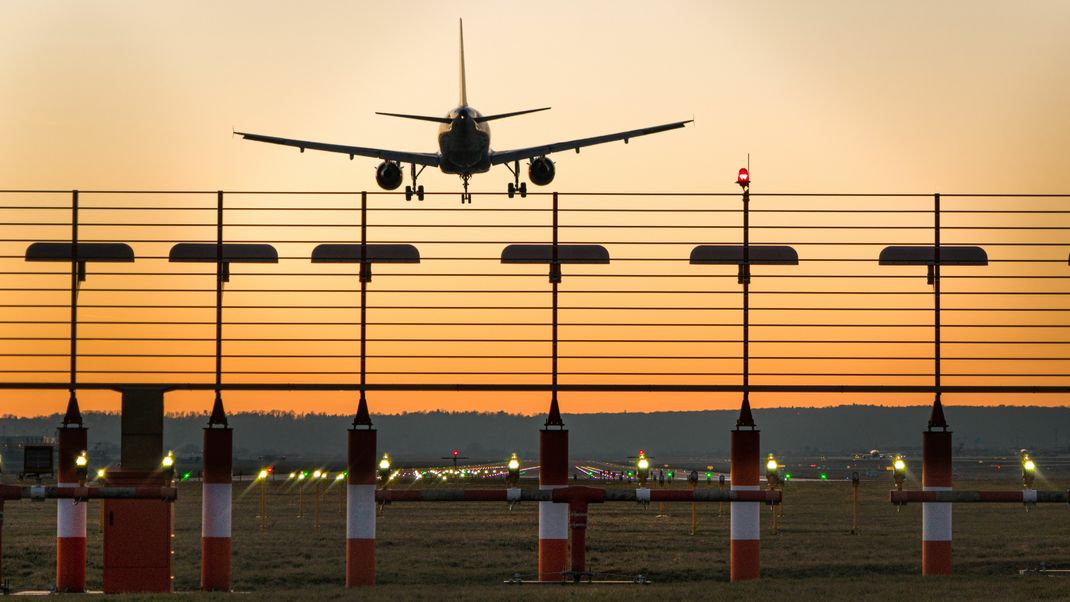 Ein Flugzeug landet am Flughafen in Stuttgart.