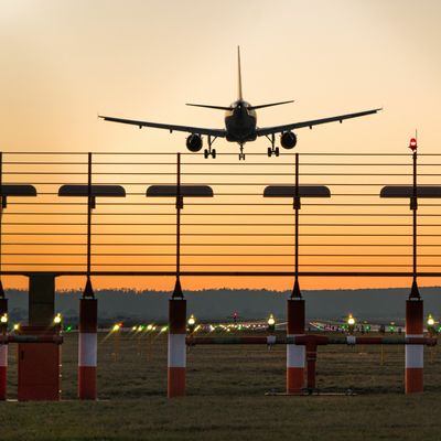 Ein Flugzeug landet am Flughafen in Stuttgart