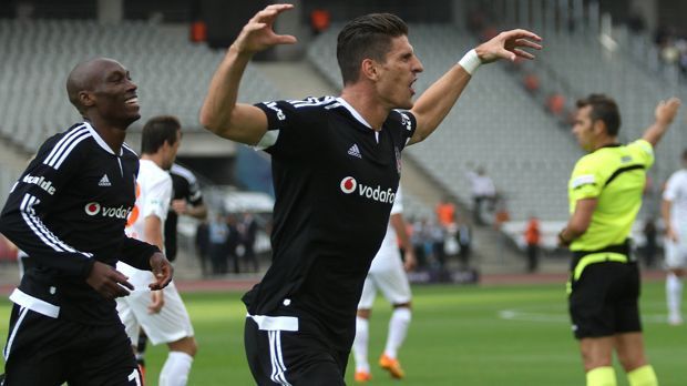 
                <strong>Mario Gomez ballert sich zu Deutschlands Top-Stürmer</strong><br>
                Dabei erzielt der Top-Torschütze von Besiktas gleich vier Doppelpacks. Zuletzt netzt er zweifach beim 5:1 seiner Mannschaft gegen Antalyaspor ein. Und auch die Quote lässt sich sehen: Jeder zweite Schuss auf das Tor des Gegners ist ein Treffer. 
              