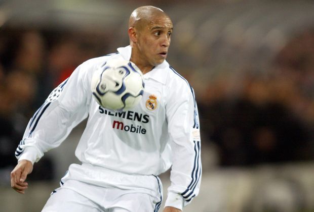 
                <strong>Abwehr: Roberto Carlos (u.a. Real Madrid)</strong><br>
                Der Brasilianer wählt sich selbst in seine Top-Elf mit der Begründung: "Ich musste mich einfach selbst aufstellen. Die Offensiv-Spieler brauchen schließlich ein wenig Konkurrenz, wenn es darum geht, wer die Freistöße ausführen soll."
              