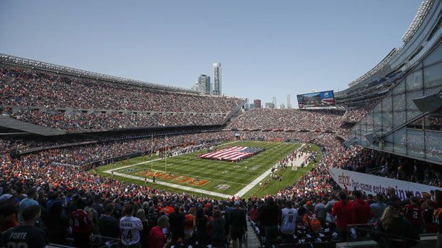 
                <strong>Chicago Bears (Soldier Field)</strong><br>
                Gesamtkosten für zwei Personen: 351,30 DollarTicket: 131,90 DollarBier: 9,25 DollarSoft Drink: 5 DollarHot Dog: 5 DollarParken: 49 Dollar
              